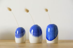 Trois vases bleu