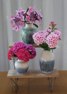 Trois vases fleurs