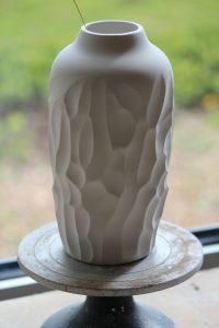 vase sculpté